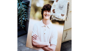 Adama Reina (16) portrets, kas tapis dažas nedēļas pirms viņa nāves. Pusaudža māte uz tā uzkārusi veco zīdaiņa sedziņu, ko atrada dēla guļamistabā.
