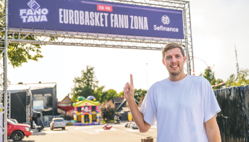 Rihards Ozolnieks ir liepājnieks, bet tagad dzīvo Rīgā. Tāpēc viena Fanotavas norises vieta izvēlēta Liepājā, otra — tuvāk Rīgai, Jelgavā.