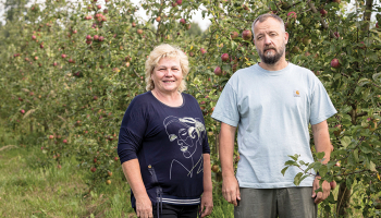 Pienjāņu saimnieks Mārtiņš Knipšis un saimniecības galvenā agronome un ābeļdārza dvēsele Inese Skrēbena.