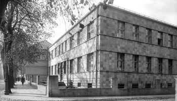 Roche Rīgas filiāle (1933). Ēkas fasāde no Palīdzības ielas puses. Arhitekts Aleksandrs Klinklāvs. Foto — Roberts Johansons (1935)