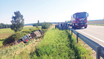 Autobuss ar vairāk nekā 45 pasažieriem avarēja taisnā ceļa posmā netālu no Smiltenes. Pēc riteņu nospiedumiem zālē var spriest, ka 74 gadus vecais šoferis, visticamāk, aizmidzis pie stūres. Aculiecinieka foto