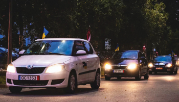 Pirmdien uz Ukrainu devās Latvijas Valsts policijas un partneru atbalsta konvojs ar 32 transportlīdzekļiem, laivu un bērniem sarūpētām dāvanām