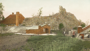 Atklātnīte ar skatu uz abām siltumnīcām no dienvidu puses ap 1920. gadu