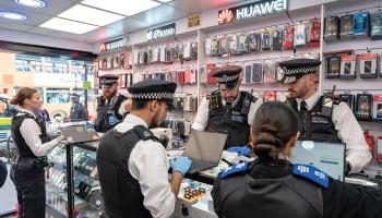 Policisti veic kratīšanu lietotu tālruņu veikalā Ziemeļlondonā