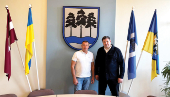 Ukrainis Serhijs Šakuns soctīklos publicējis foto ar viesošanos Ogres domē 25. augustā. Tieši šajā dienā Egils Helmanis izņēma slimības lapu