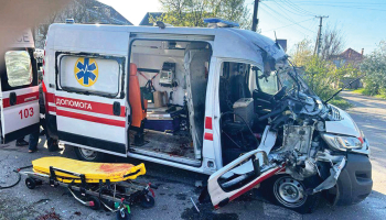 Īpaša ANO cilvēktiesību komisija atzinusi, ka Krievijas armija pastrādājusi kara noziegumus un noziegumus pret cilvēci, apzināti uzbrūkot civiliedzīvotājiem Ukrainas dienvidu pilsētā Hersonā — pēdējā gada laikā tur nogalināti 200 cilvēku, bet aptuveni 2000 ievainoti, jo krievu dronu operatori met granātas uz ietvēm un iekšpagalmos, paši to ciniski saucot par «cilvēku safari». Attēlā: 17. aprīlī krievi nometa dronus uz ātrās palīdzības auto, nogalinot divus mediķus un 80 gadus vecu pacienti.