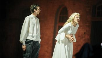 Aktieri Guna Zariņa un Gerds Lapoška muzikālajā izrādē Nazis sirdī iestrēdzis. Publicitātes foto