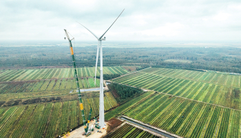 Viena no jaunajām vēja turbīnām Kaigu purvā. Foto — Latvenergo
