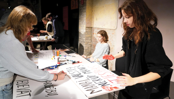 Aktīvisti plakātu darbnīcā pirms 29. oktobra protesta pret Latvijas izstāšanos no Eiropas Padomes Konvencijas par vardarbības pret sievietēm un vardarbības ģimenē novēršanu un apkarošanu jeb Stambulas konvencijas.