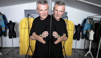 Vairākus mēnešus pēc 2022. gada februāra mode Viktoram Aņisimovam šķita nesvarīga, taču, kad ukraiņi pamazām pierada pie dzīves kara apstākļos, Aņisimovs atsāka skicēt jaunas idejas. Foto — The New York Times 