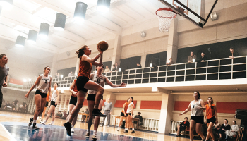 Dzidras Uztupes-Karamiševas lomā aktrise Agnese Budovska (priekšplānā). Publicitātes foto