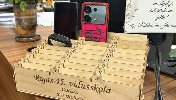 «Telefonu viesnīca» Rīgas 45. vidusskolas direktores kabinetā, kurā nonāk to skolēnu telefoni, kuri pārkāpj aizliegumu vai lieto viedierīces stundas laikā