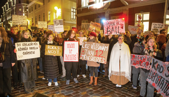 Rute Marta Jansone ir grāmatu māksliniece, bet latviešu kolektīvajā atmiņā viņa tagad ir tautumeita baltā villainē ar zilu aci. «Doties uz protestu bija pašsaprotami — ja tavi pamati tiek apdraudēti, tev ir jāstājas apdraudējumam pretī»