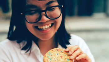 Naomi Baralesa (25) vismaz trīs reizes nedēļā sevi palutina ar vegāniskiem cepumiem un modīgo zeltera dzērienu.