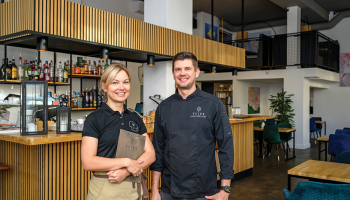 Teikas saimnieki, tāpat kā uzņēmējdarbības ceļa sākumā, strādā vienkāršu darbu. Edgars ir šefpavārs, bet Beatrise apkalpo viesus un reizēm ar savām valodas zināšanām pārsteidz spāņu tūristus. «Nebiju gaidījusi, ka šeit būs tik daudz.»