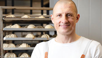 Krīze devusi arī savu labumu — Jānim Bērziņam beidzot bija laiks apstāties un mierīgi padomāt. «Uzdevu sev jautājumu, kas man patīk, kas izdodas un kas no tā noder citiem cilvēkiem.»