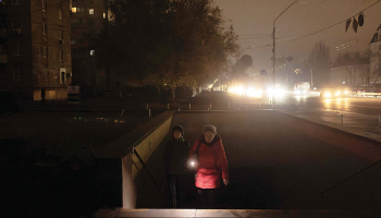 Tumsā slīgstošā Kijiva 9. novembra vakarā.