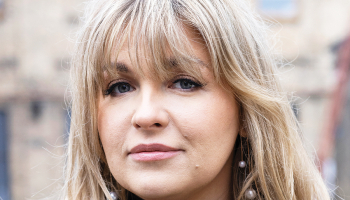 Nikola par vardarbību: «Tu zini, ka kaut kas nav normāli. Bet tu mīli. Tu dzīvo nākotnē, kur viss būs labi. Un tajā pašā laikā — tev liekas, ka neko labāku neesi pelnījusi.»