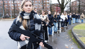 Rīgas Valsts Vācu ģimnāzijas audzēkne Estere Rācenāja ar klasesbiedrenēm apgūst militāros roku signālus.