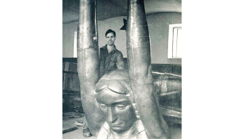 Brīvības tēls tika kalts zviedru tēlnieka Ragnara Mīrsmēdena darbnīcā Stokholmā. Foto — Latvijas Nacionālās bibliotēkas arhīvs