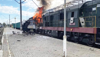 Degošs vilciens pēc drona trieciena Ukrainas Sumu reģionā 4. oktobrī. Tika ievainoti 30 cilvēki.