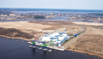 Skats uz Riga Fertilizer Terminal minerālmēslu pārkraušanas termināli Kundziņsalā