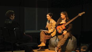 Līga Paegle (no kreisās), Gita Rebeka Adlere un Elza Apine ĢIT iestudējumā Cantus Firmus pārstāv sievietes, kas gatavas būt kopā — maigi un savstarpēji pieņemoši — pat nāves priekšā. Foto — Anna Konovalova