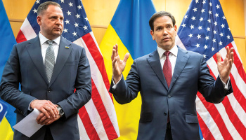 Ukrainas prezidenta administrācijas vadītājs Andrijs Jermaks (pa kreisi) un ASV ārlietu ministrs Marko Rubio sarunās Ženēvā 23. novembrī.