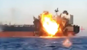 Ukrainas Drošības dienesta izplatītajā video redzams jūras drona trieciens pa vienu no Krievijas ēnu flotes tankkuģiem Melnajā jūrā 29. novembrī.