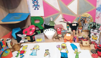 Vecāku ierīkots piemiņas stūrītis ar dēla 
veidotajiem darbiem. «Radošs, gudrs, patika matemātika, prāta spēles, skaisti zīmēja. Multeņu varoņus spēja uzzīmēt tā — kad papīrs ir salikts kopā, izskatās bēdīgs, bet, attaisot vaļā, smaida. Kā tēvam bija patīkami to visu redzēt, kā aug, interesējās par mākslu, dizainu. Viss, kas bija domāts prātam, tur viņš gāja un priecājās, ka viņam izdodas. Tā bija,» atmiņās par traģiski bojāgājušo dēlu dalās Toma tētis.