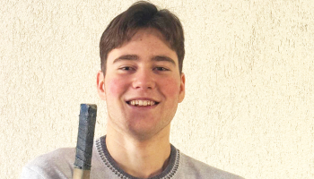 Emīls hokeju spēlē uzbrucēja pozīcijā.