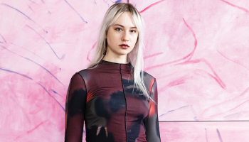 «Man patlaban aktuāla kļuvusi pašai īpaši neiemīļotā neona rozā krāsa, testēju arī gobelēna tehnikas — redzēs, kur tas aizvedīs.»