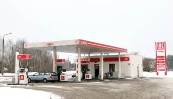 Viena no Lukoil degvielas uzpildes tīkla stacijām Latvijā 2009. gadā. Vēlāk tās tika pārdotas austriešu uzņēmumam, kas tās tagad iznomā Viada Baltija.