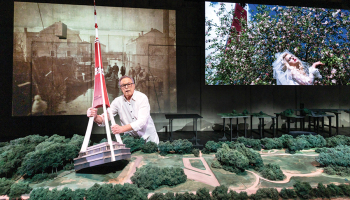 Izrāde atsaucas uz Aivara Freimaņa 1974. gadā iznākušo filmu Ābols upē. Gan filmā, gan izrādē vienu no galvenajām lomām atveido Ivars Kalniņš. Publicitātes foto