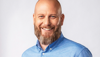 Džeimijs Kuks. Publicitātes foto