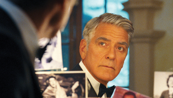 Džordža Klūnija sniegums, nedaudz arī spēlējot sevi, ir ļoti harismātisks. Publicitātes foto