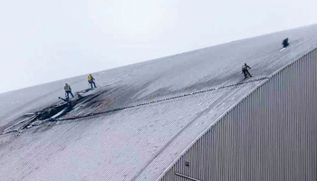 Starptautiskā Atomenerģētikas aģentūra atzinusi, ka Čornobiļā uzceltais pārsegs virs savulaik uzsprāgušā kodolreaktora vairs nepilda savu galveno funkciju bloķēt radiācijas noplūdi. Par laimi, tā pagaidām nav reģistrēta. 15 kvadrātmetru plašs caurums tērauda pārsegā tika izrauts šā gada februārī, kad tam trāpīja krievu drons ar jaudīgu sprāgstvielu. Sarkofāga būvēšana izmaksāja 1,5 miljardus eiro. Tagad būs jāveic tā renovācija.