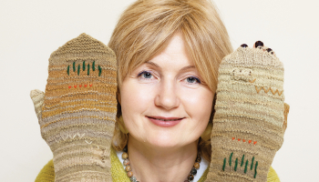 Elīna ar Jettes adītajiem cimdiem Brenča pavasara vēstneši jeb Nodeva modernajai mākslai. Kā impulss kalpojis Rūdolfa Blaumaņa dzejolis Brenča pavasara vēstneši. «Jettes pirmā personālizstāde Rīgā bija Blaumaņa muzejā, un viņa teica: man taču jāiet pie Blaumaņa ar ciemakukuli! Nodeva modernajai mākslai tāpēc, ka tajā laikā parādījās māksla, kas likās pilnīgi aplama.»