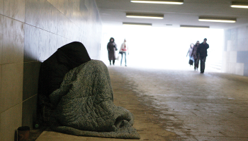 Kāda sieviete Stacijas tunelī Rīgā.