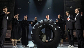 Bēru aina. Riepa kā tāds mūža rats aizripina mūžībā tos, kuru laiks pienācis. Publicitātes foto