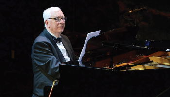 Raimonds Pauls vienā no koncertuzvedumiem mūzikas namā Daile. Foto no mūzikas nama Daile arhīva