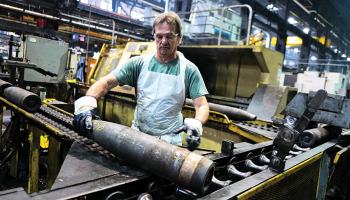 155 milimetru artilērijas lādiņu konveijers ieroču rūpnīcā Pensilvānijas štatā ASV.