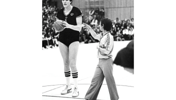 Uļjana Semjonova Eiropas līgas kausa izcīņā 1983. gadā TTT spēlē pret vācu klubu DJK Agon 08 Dusseldorf. Foto — Sueddeutsche Zeitung Photo / Alamy