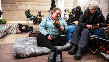 Krievija naktī uz otrdienu, 20. janvāri, veica kārtējo masveida uzbrukumu Ukrainas energoapgādes infrastruktūrai, īpaši smagi skarot Kijivu, kur bez apkures palikušas 5635 daudzstāvu ēkas, daļa arī bez ūdens un elektrības. Vairākums no mājām tikai nesen bija atguvušas siltumu pēc 9. janvāra triecieniem, bet salā līdz –12 grādiem remontdarbi jāsāk no jauna. Attēlā: kijivieši metro stacijā uzlidojuma laikā.