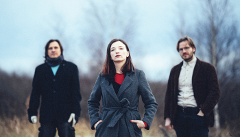 No kreisās Edgars Šubrovskis, Sniedze Prauliņa un Oskars Jansons. Publicitātes foto