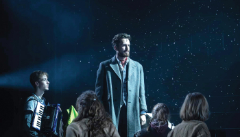 Vienas sapņu lomas Gustavam Melbārdim nav. «Mans lielākais mērķis ir karjeras laikā spēlēt pēc iespējas dažādākas lomas, izaicināt sevi un saglabāt zinātkāri. Tā ir skaistākā lieta šajā profesijā.» Attēlā: Dziedātāja lomā Belfāstas teātrī The Mac 2024. gadā iestudētajā izrādē Kaukāziešu krīta aplis. Foto — Stephen Glass