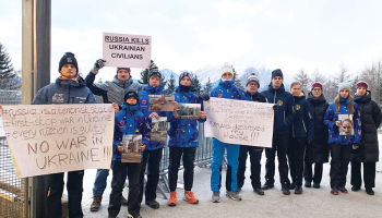 Latvijas skeletona izlases treneris Ivo Šteinbergs (otrais no kreisās), skeletonistes Marta Andžāne (pirmā no labās) un Dārta Neimane (trešā no labās) protestā kopā ar ukraiņiem un zviedriem.