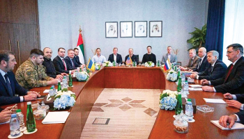 Ukrainas (pa kreisi) un Krievijas (pa labi) delegāciju sarunas Abū Dabī 24. janvārī. Vidū vidutāji no ASV.