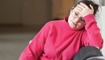 «Jā, esmu saņēmusi pabalstu,» pajumti zaudējusī Jūlija Kapustinska saka par visai mājsaimniecībai piešķirtajiem 1560 eiro no pašvaldības. «Bet kā ar šo nelielo summu dzīvot pēc tam, kad bojā gājusi visa mūsu iedzīve?»