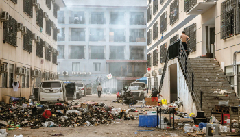 Daži darbinieki, kuri nevēlējās pamest teritoriju, sāka dedzināt biroja mēbeles un papīrus, lai pagatavotu ēdienu un iznīcinātu pierādījumus.